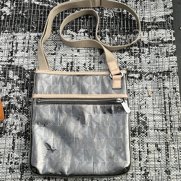 Micheal Kors crossbody bag - Picture 2 of 4